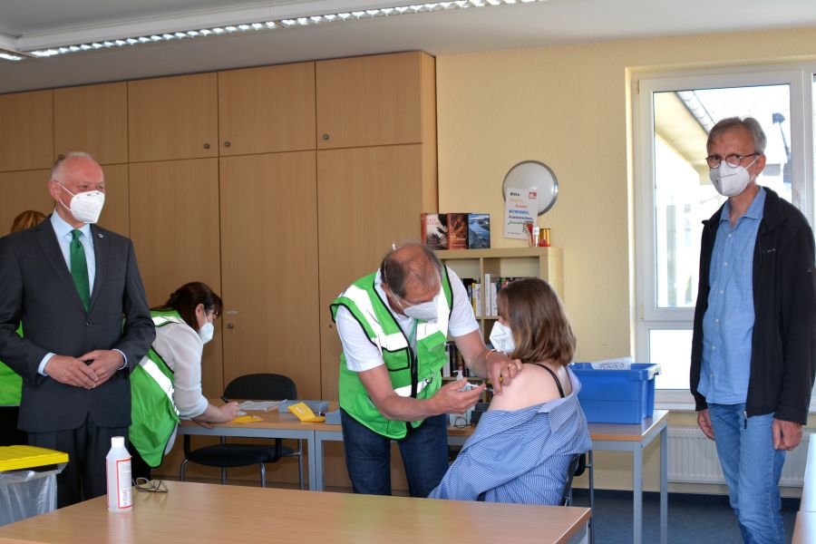Impfangebot in vertrauter Umgebung – stellvertretende Landrat Hans-Bernd Janzen, Dr. Clemens Franke und Joachim Veenhof bei der Nach-Impfaktion des Kreisgesundheitsamtes in den Räumlichkeiten des SKM.  Foto Kreis Paderborn, Amt für Presse- und Öffentlichkeitsarbeit, Meike Delang